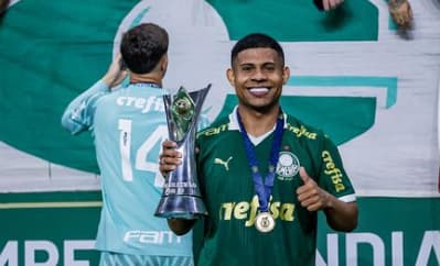 Gilberto ganhou títulos na base do Palmeiras (Foto: Instagram @gilbertojr05_)