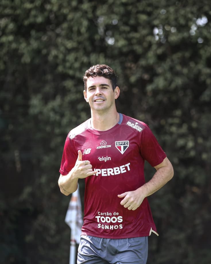 Oscar fraturou três vértebras contra o Corinthians (Foto: Fellipe Lucena / São Paulo FC)