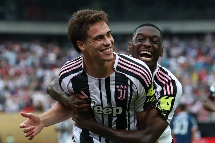 Yıldız e Kolo Muani após o terceiro gol da Juventus contra o Wydad Casablanca (Foto: Franck Fife/AFP)