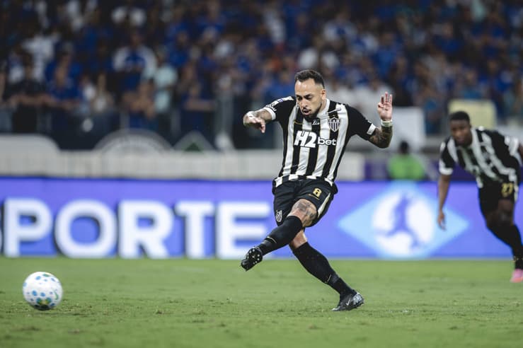 Maycon batendo pênalti contra o Cruzeiro (Foto: Pedro Souza / Atlético)