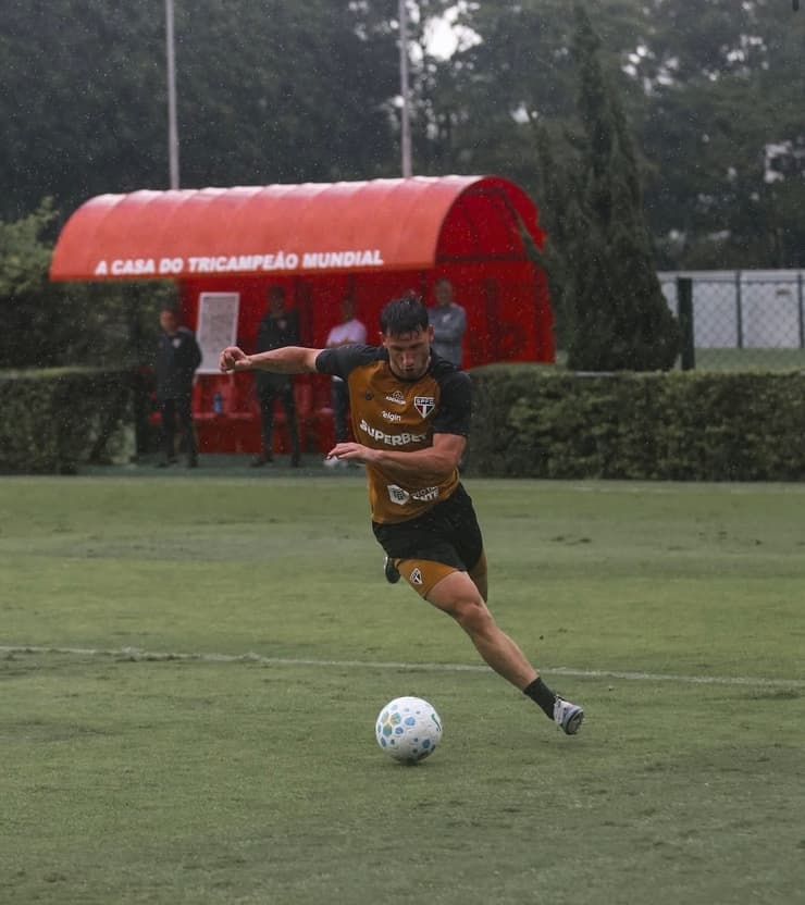 Calleri durante treino do São Paulo