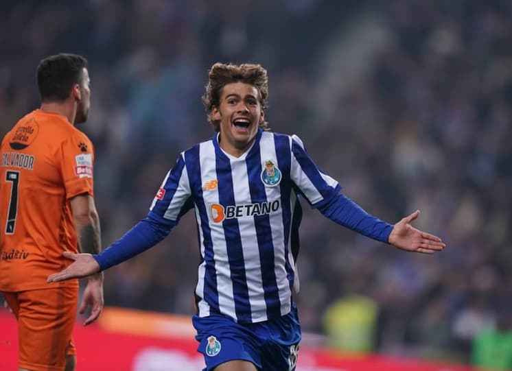 Rodrigo Mora comemora gol pelo Porto