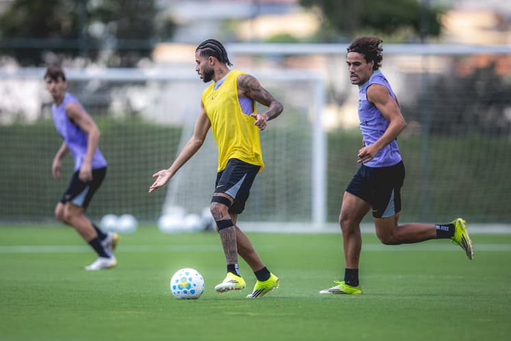 Alexsander em treinamento na Cidade do Galo (Foto: Pedro Souza / Atlético)