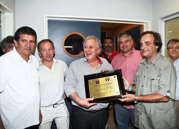 Juvenal Juvêncio recebe placa da diretoria do Tigre-ARG (Foto: Rubens Chiri/SPFC)