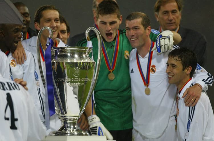 Em 2002, agora ao lado de Zidane, Raúl conquistou sua terceira Liga dos Campeões da Europa pelo Real Madrid (AFP PHOTO ADRIAN DENNIS)