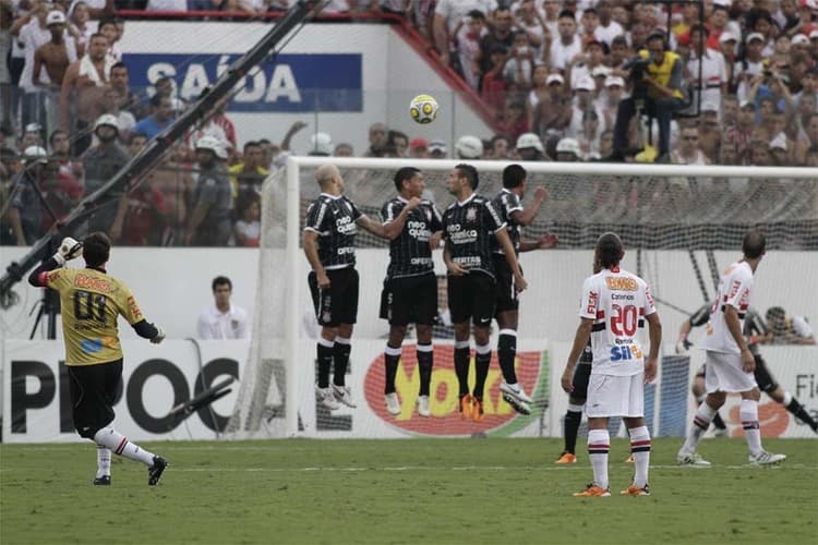 Ceni faz o 100º gol da carreira, contra o Corinthians, em 2011