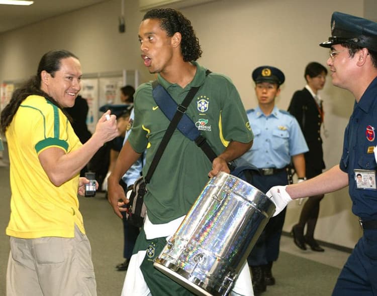 Ronaldinho Gaúcho comemora o título da Copa de 2002 puxando o samba na Seleção