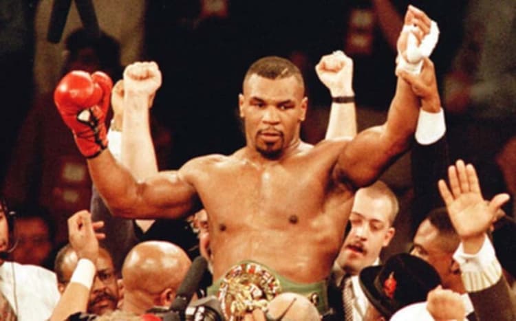 Mike Tyson é levantado no ar depois de derrotar Frank de Bruno no MGM Grand Garden, em Las Vegas, 16 de março de 1996