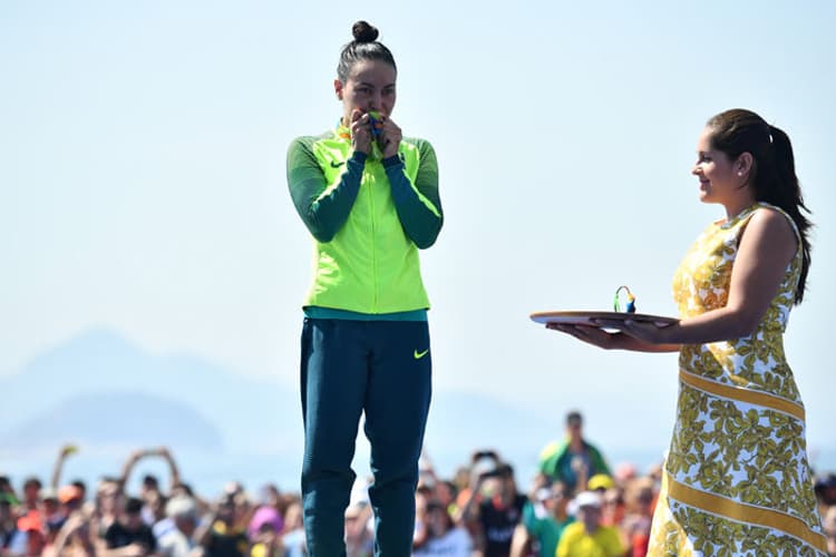 Brasileira Poliana Okimoto comemora seu bronze na prova da maratona aquática
