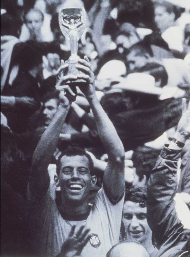 Carlos Alberto Torres - Capitão De 1970, levantando a Taça