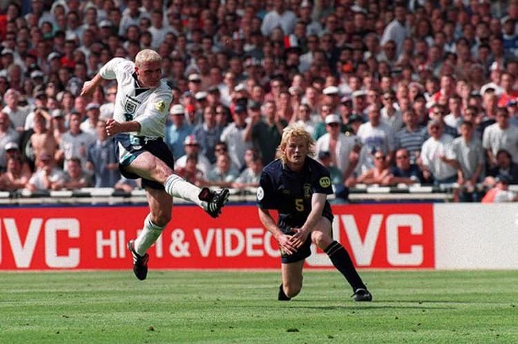 Gascoigne faz gol contra os escoceses na Eurocopa de 1996