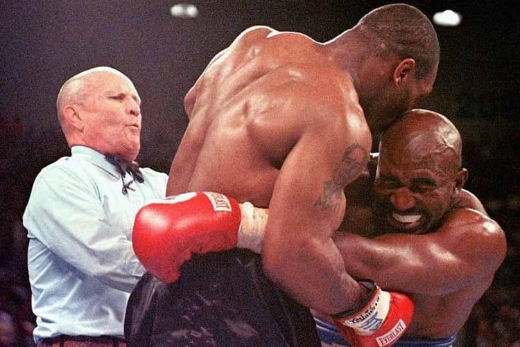 Mike Tyson e Evander Holyfield era os grandes nomes do boxe e subiram ao ringue em 28 de junho de 1997 para se enfrentarem. Após três minutos de combate a luta foi interrompida pois Tyson arrancou um pedaço da orelha do rival