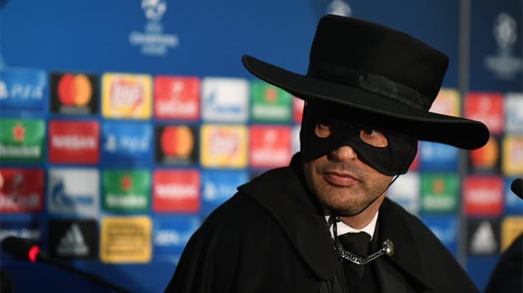 Paulo Fonseca, técnico do Shakhtar, vestido de Zorro