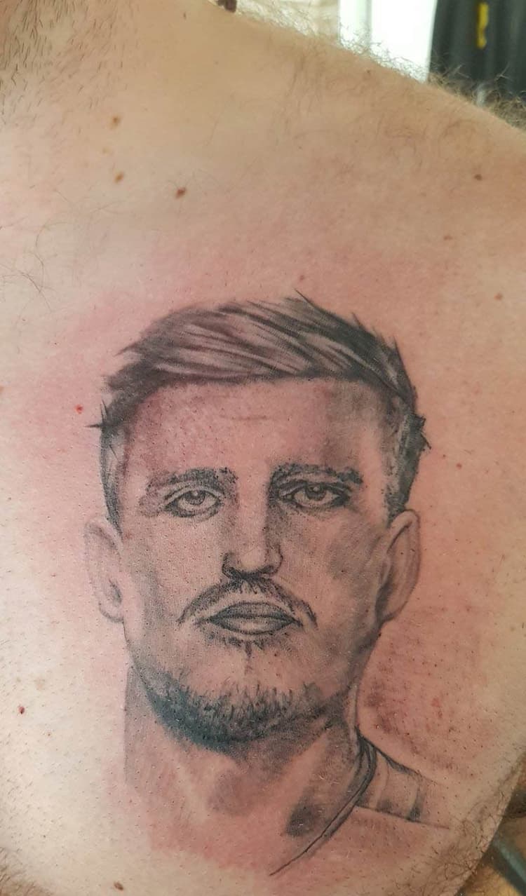 Torcedor inglês tatua rosto de Maguire no peito e ganhará camisa assinada