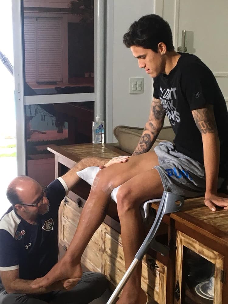 Pedro faz fisioterapia - Fluminense