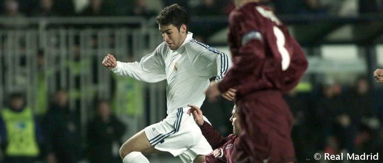 Raúl diante do Sparta Praha, em 2001, pelo Real Madrid