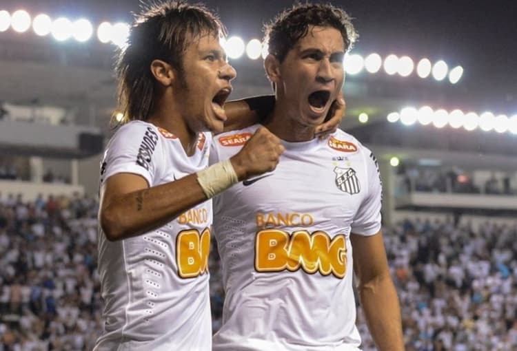 Ganso comemorando a Libertadores de 2012 pelo Santos