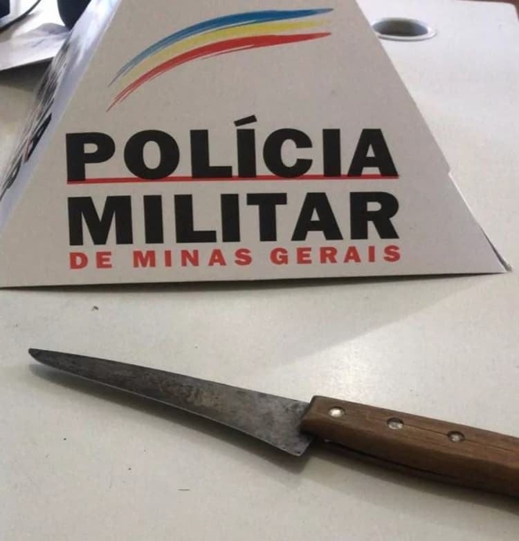 Goleiro Ivan Soares da Chapecoense fere ex-namorada com uma faca, rouba celulares e destrói salão em Espinosa