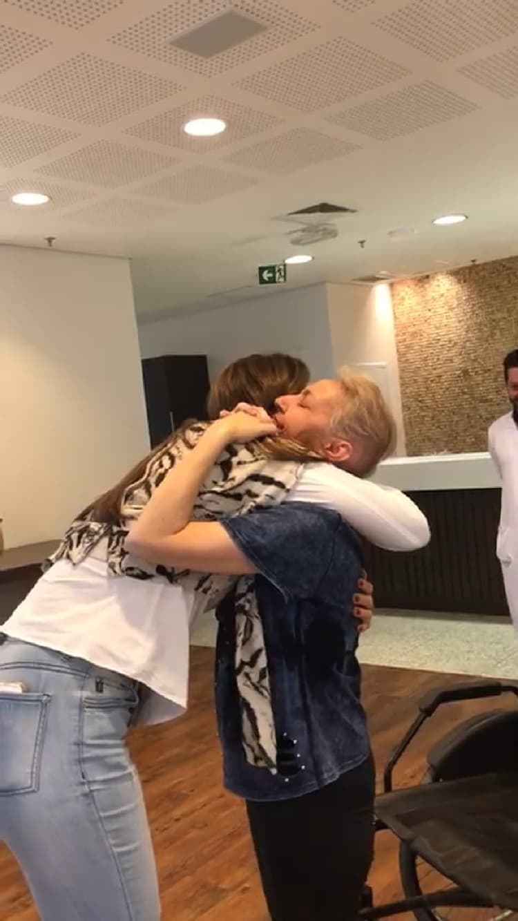 Fernanda Venturini surpreende fã com visita em hospital