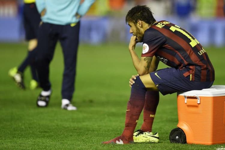 Neymar sentado lesão