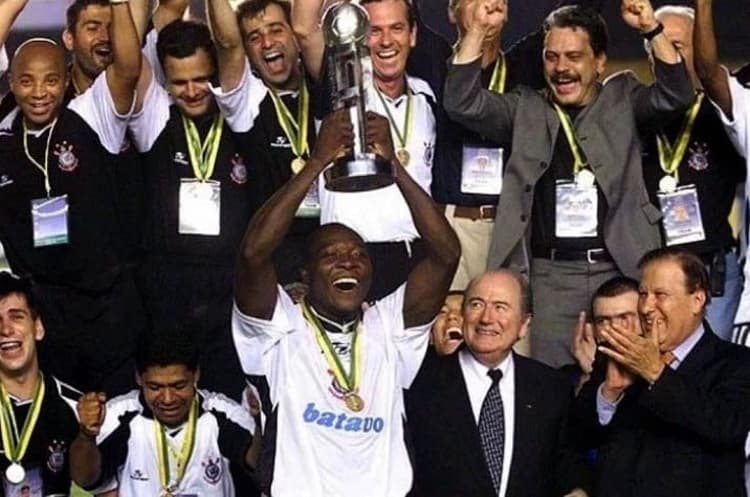 No Maracanã, o Corinthians celebra o título do Mundial de Clubes de 2000