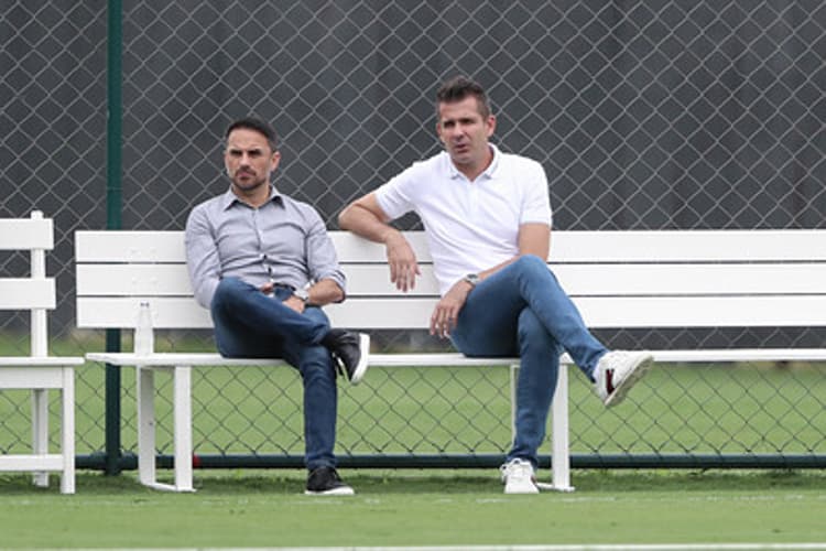Victor, ao lado do diretor de futebol Rodrigo Caetano, se diz favorável ao regulamento que reduz as trocas de treinadores