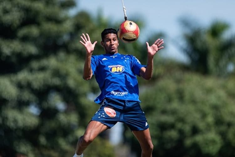 Adriano tem tido mais espaço na equipe azul em 2021 com Felipe Conceição