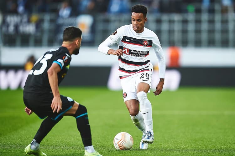 O Corinthians busca a contratação de um lateral canhoto, e Paulinho, brasileiro que atua na Dinamarca, surge como opção. 