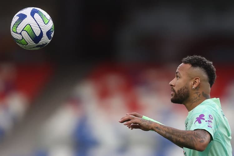 Neymar está na escalação titular de Diniz na sua estreia pela Seleção Brasileira
