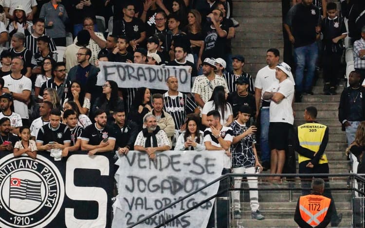 Se o Corinthians ganhou bastante dinheiro com a venda de atletas na janela, tambémterá que lidar com a criticas dos torcedores 