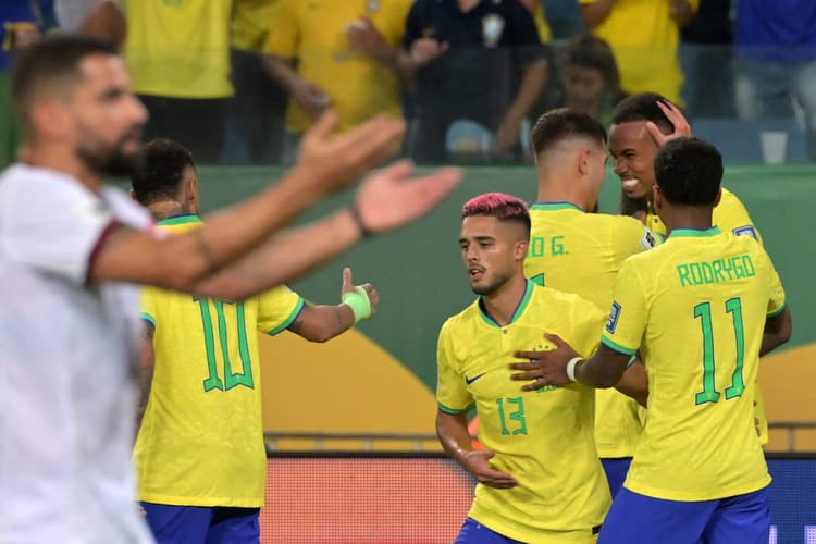 Yan Couto celebra o gol da Seleção Brasileira, marcado pelo zagueiro Gabriel Magalhães