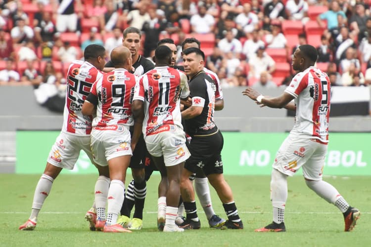 Partida entre Bangu x Vasco pelo Campeonato Carioca