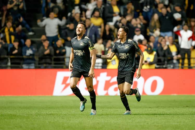 Rodrigo jogador do Criciuma comemora seu gol durante partida contra o Atletico-GO no estadio Heriberto Hulse pelo campeonato Brasileiro A 2024. Foto: Leonardo Hubbe/AGIF