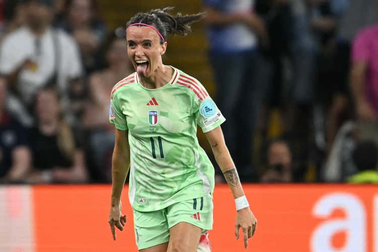 Bonansea comemora gol da Itália sobre a Inglaterra na semifinal da Eurocopa Feminina