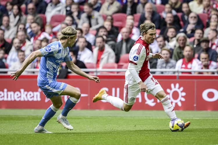 Niklas Vesterlund (Utrecht) e Mika Godts (Ajax) em ação no Campeonato Holandês na Johan Cruijff ArenA