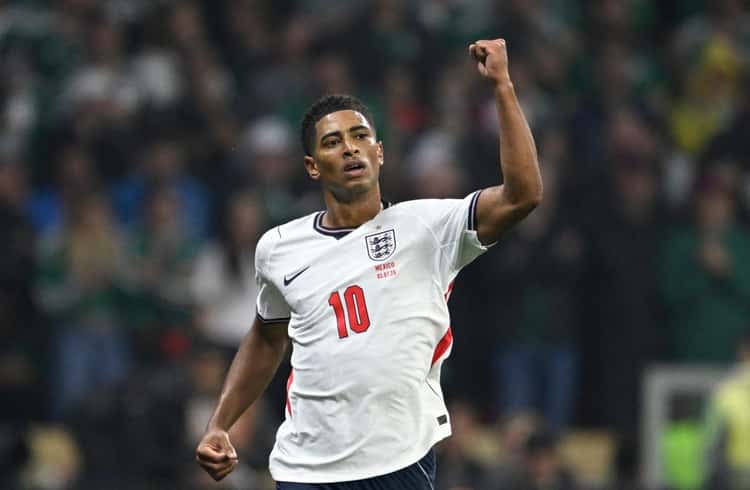 Jude Bellingham comemora gol da Inglaterra com soco no ar
