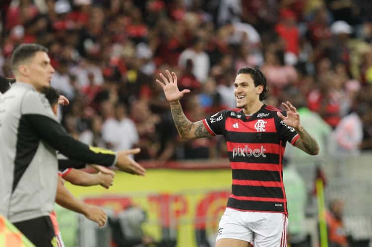 Pedro celebra gol em Flamengo x Cruzeiro