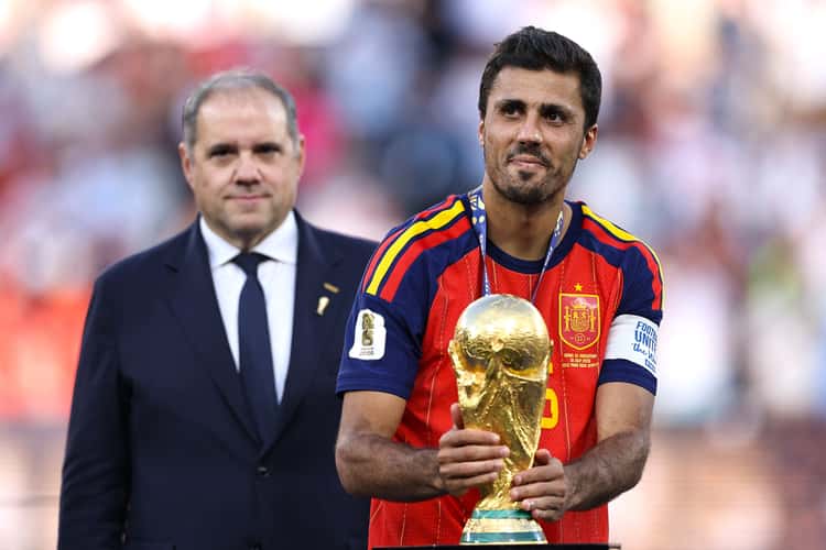 Rodri segura o troféu da Copa do Mundo após a vitória da Espanha sobre a Argentina na final