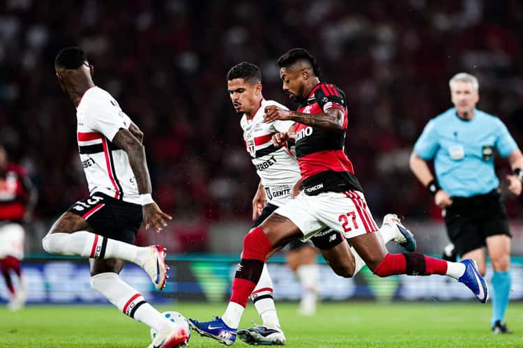 Flamengo empata com o São Paulo e frustra um Maracanã com mais de 70 mil