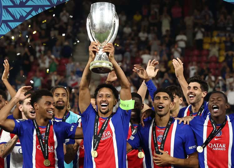 Jogadores do PSG erguem a taça da Supercopa da Uefa