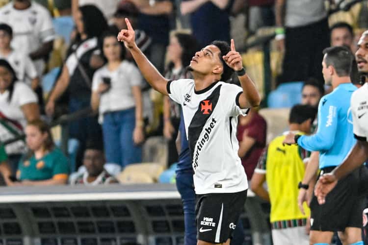 Brenner marcou duas vezes na vitória do Vasco sobre o Fluminense na Copa do Brasil