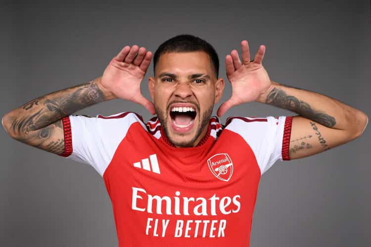 Bruno Guimarães posa com camisa do Arsenal