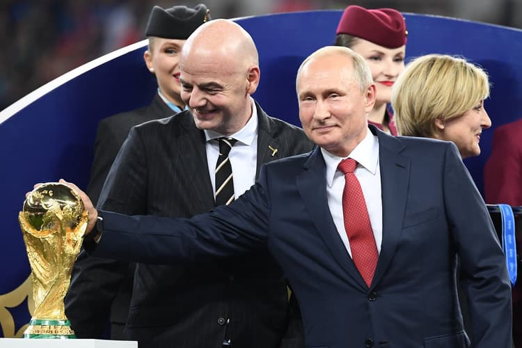 Vladimir Putin, presidente da Rússia, e Gianni Infantino, presidente da Fifa