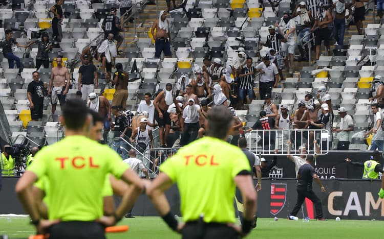 Raphael-Claus-observa-confusao-na-Arena-MRV-na-final-da-Copa-do-Brasil-entre-Atletico-MG-e-Flamengo-scaled-aspect-ratio-512-320