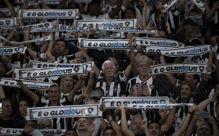 Torcida-Botafogo-Sao-Paulo-Nilton-Santos-scaled-aspect-ratio-512-320