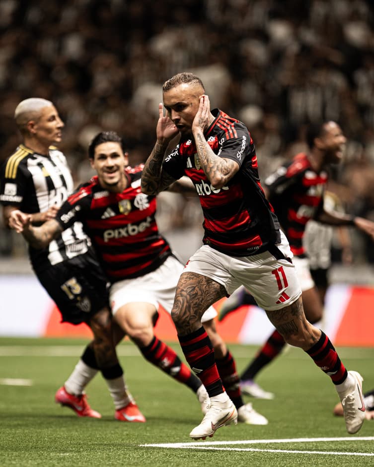 Cebolinha jogador do Flamengo comemora seu gol com jogadores do seu time durante partida contra o Atletico-MG pela Copa Do Brasil 2025. Jogo marcou a eliminação do Flamengo. Foto: Mateus Dutra/AGIF