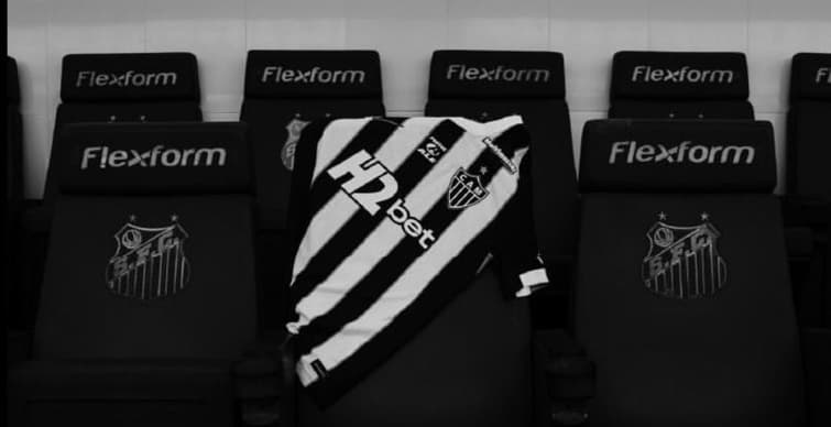 Camisa do Galo na Vila Belmiro  (Foto: Pedro Souza / Atlético)