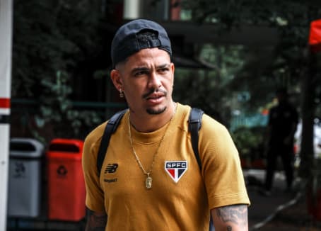 Luciano indo para o ônibus antes de jogo do São Paulo (Foto: Divulgação/ São Paulo FC)