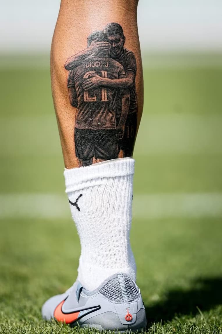Rúben Neves tatuou imagem de um abraço em Diogo Jota na panturrilha esquerda (Foto: Divulgação/Portugal)