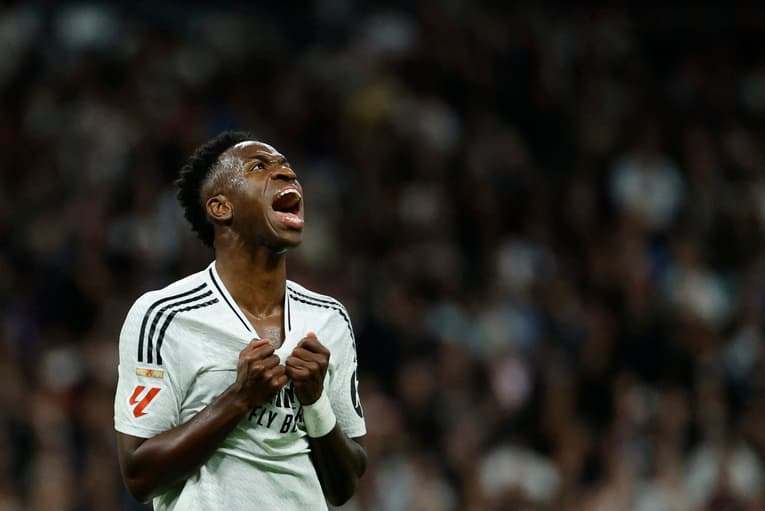 Vinícius Júnior se frustra com chance perdida em Real Madrid 0x4 Barcelona